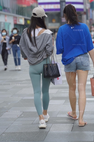 街拍偶遇紧致紧身瑜伽裤小姐姐