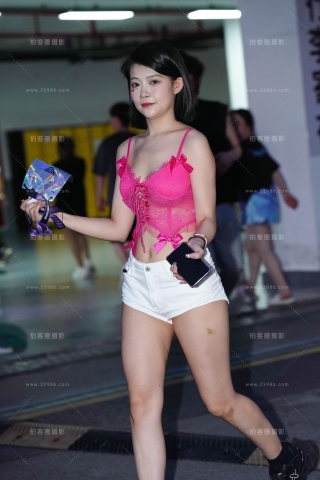 热裤美眉