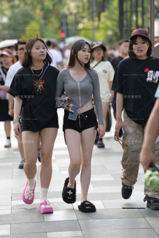 街拍白皙的美腿短牛美眉