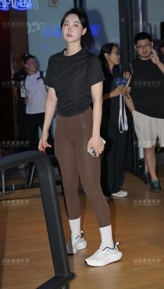 紧身美女教练