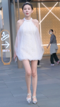 白裙美腿