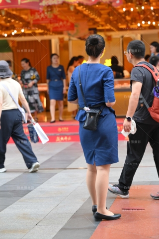 发小礼品的丝腿金店销售员小姐姐