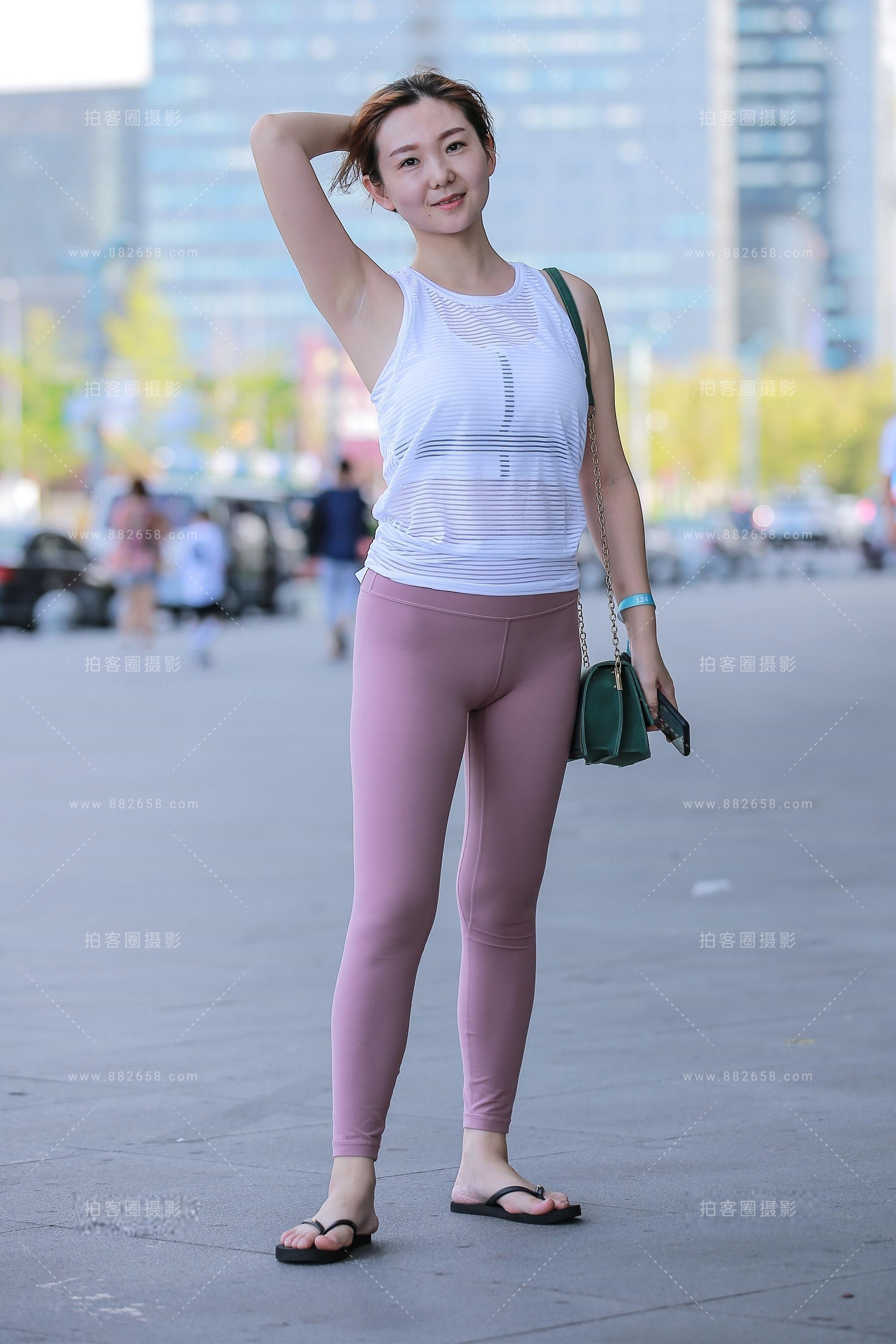 练瑜伽的小姐姐