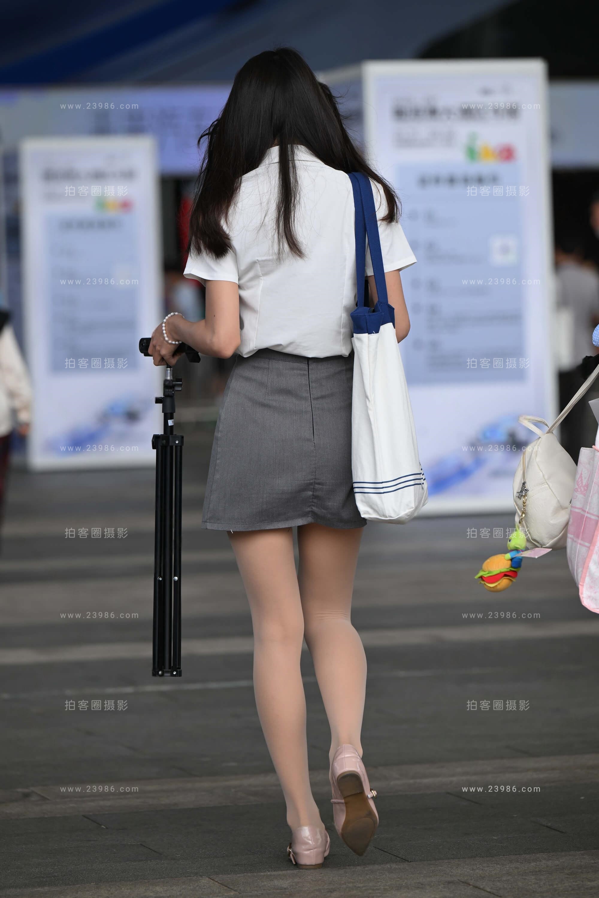 超级丝腿白衬衫美眉