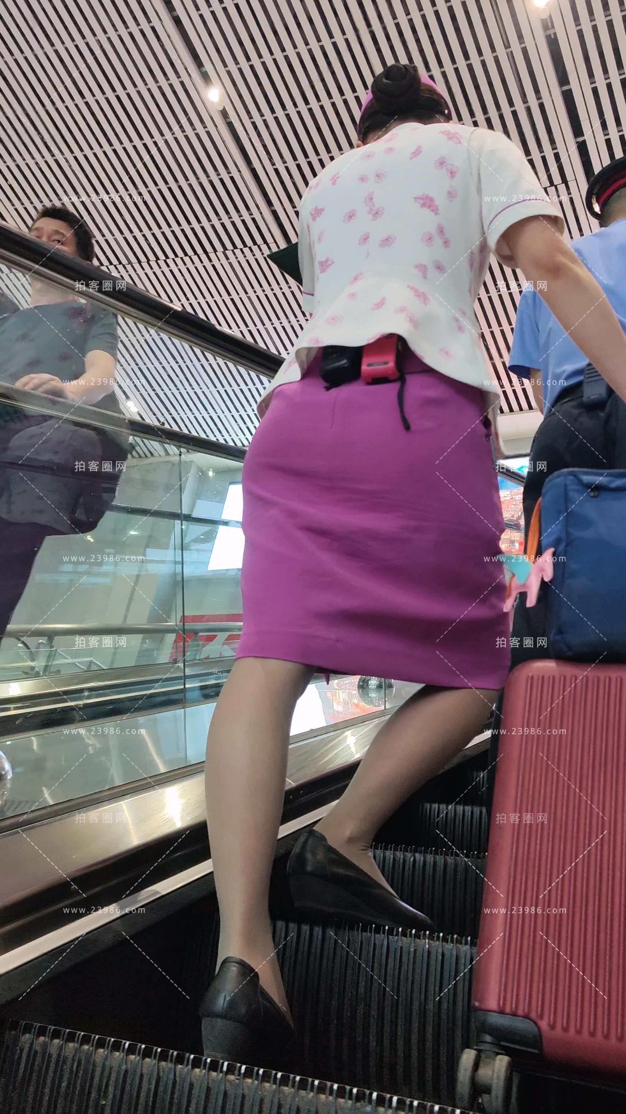 4K视频䒚妇韵味高铁列车长灰丝制服