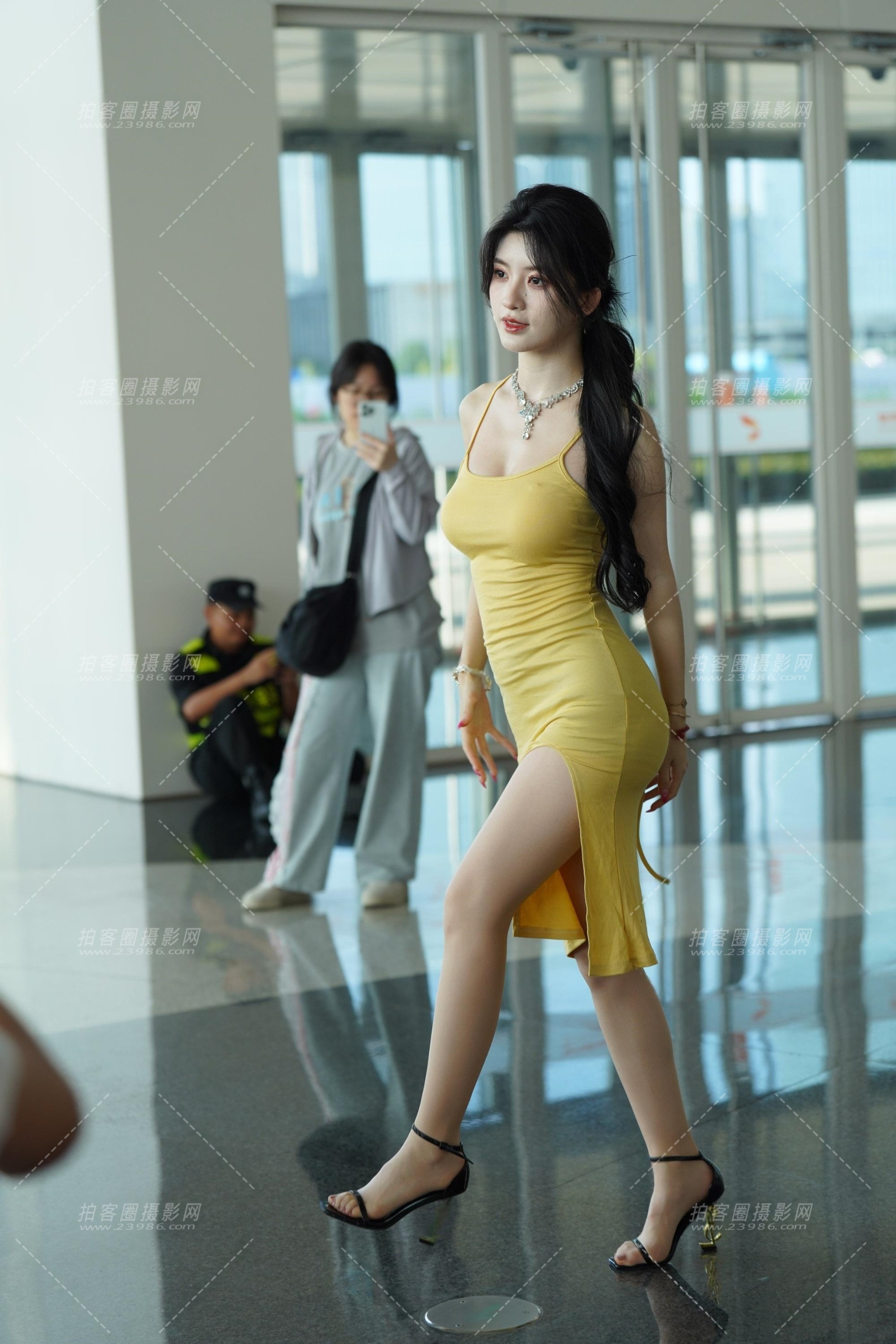 黄裙肉丝美腿【原图+视频】