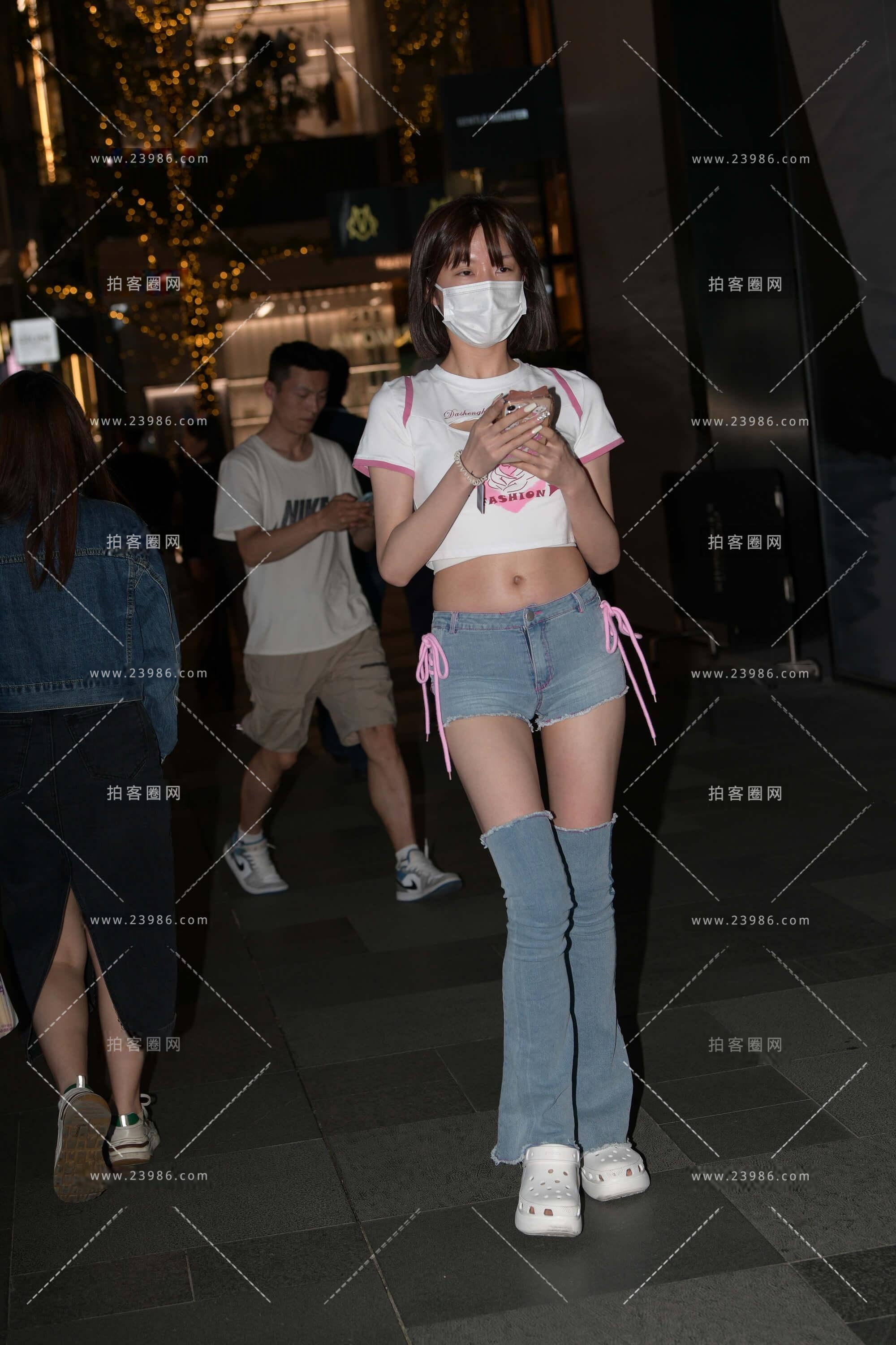 这牛仔裤穿法很新颖啊