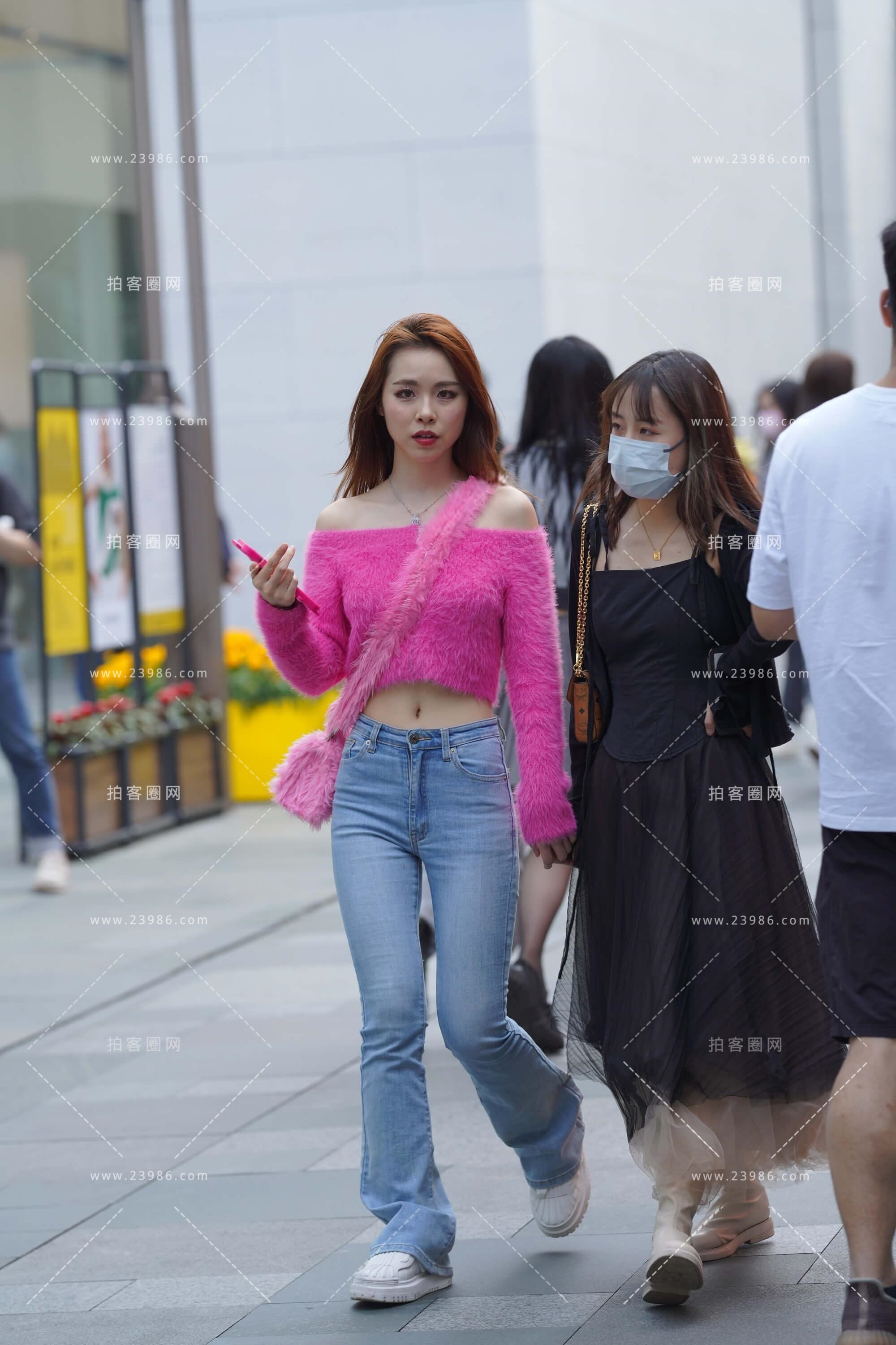 蓝色牛仔紧身美眉