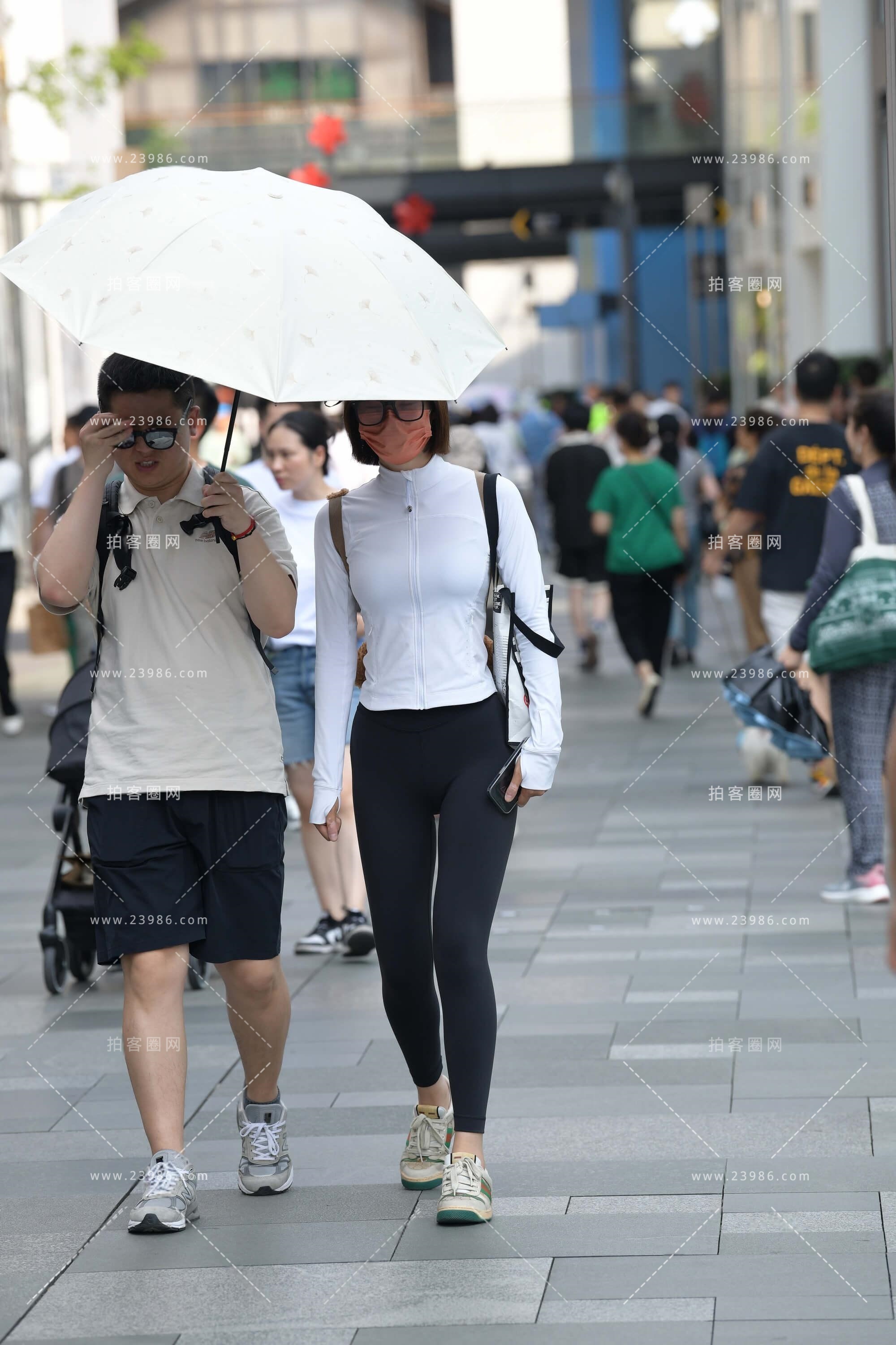 街拍黑色紧身裤眼镜妹