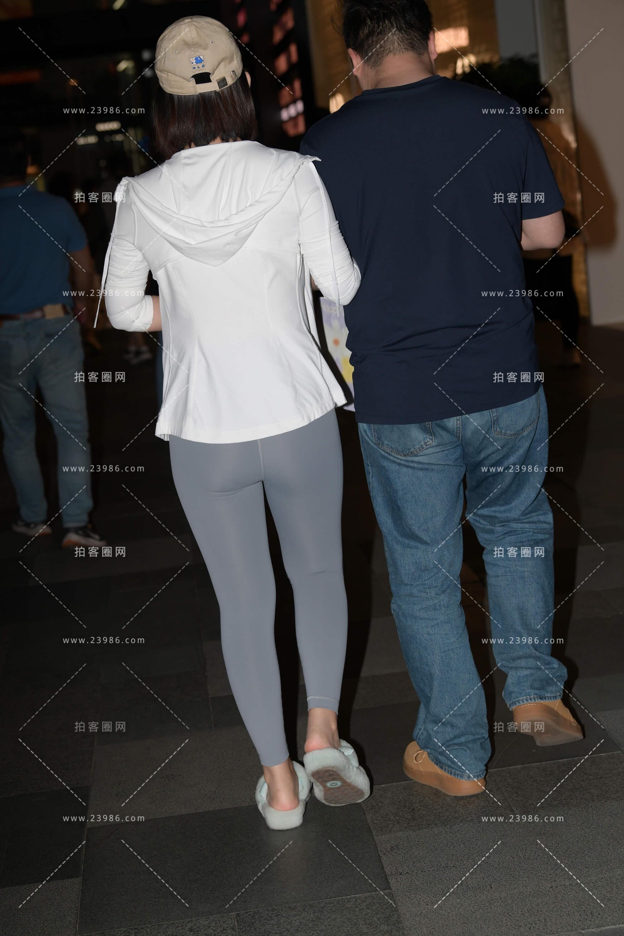 戴鸭舌帽的紧身瑜伽裤女盆友