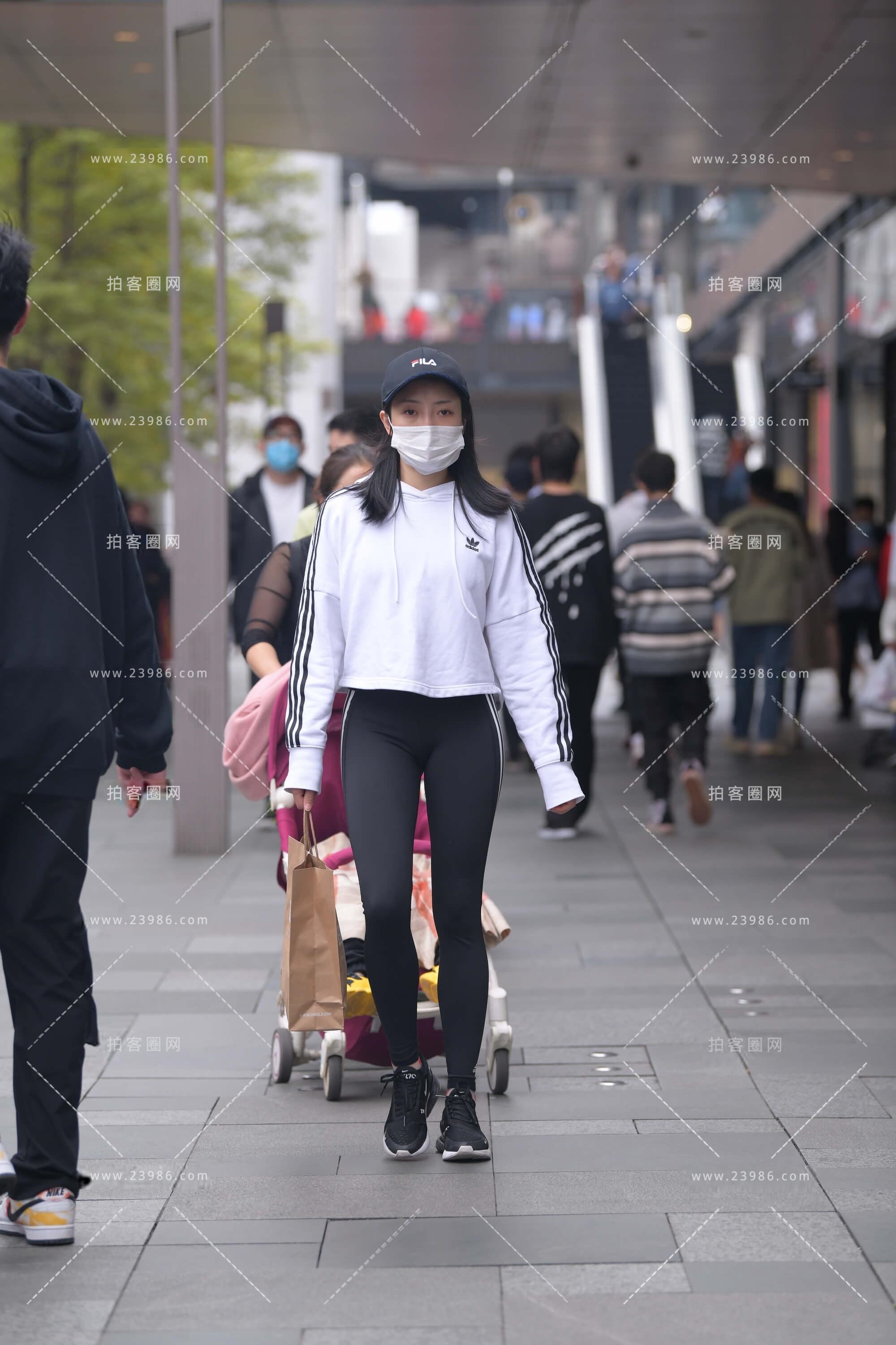 街拍紧身裤美眉