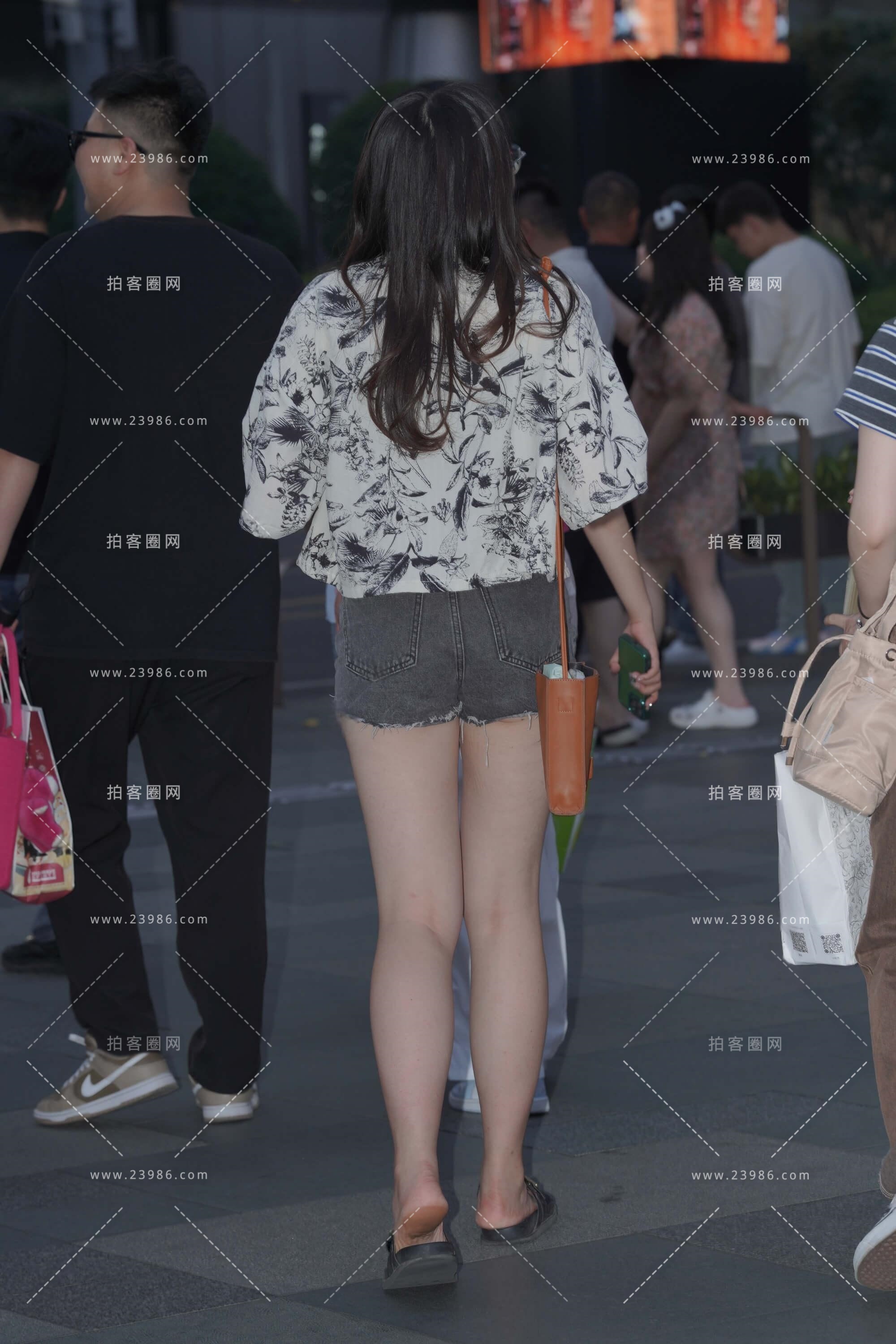 美腿热裤眼镜妹