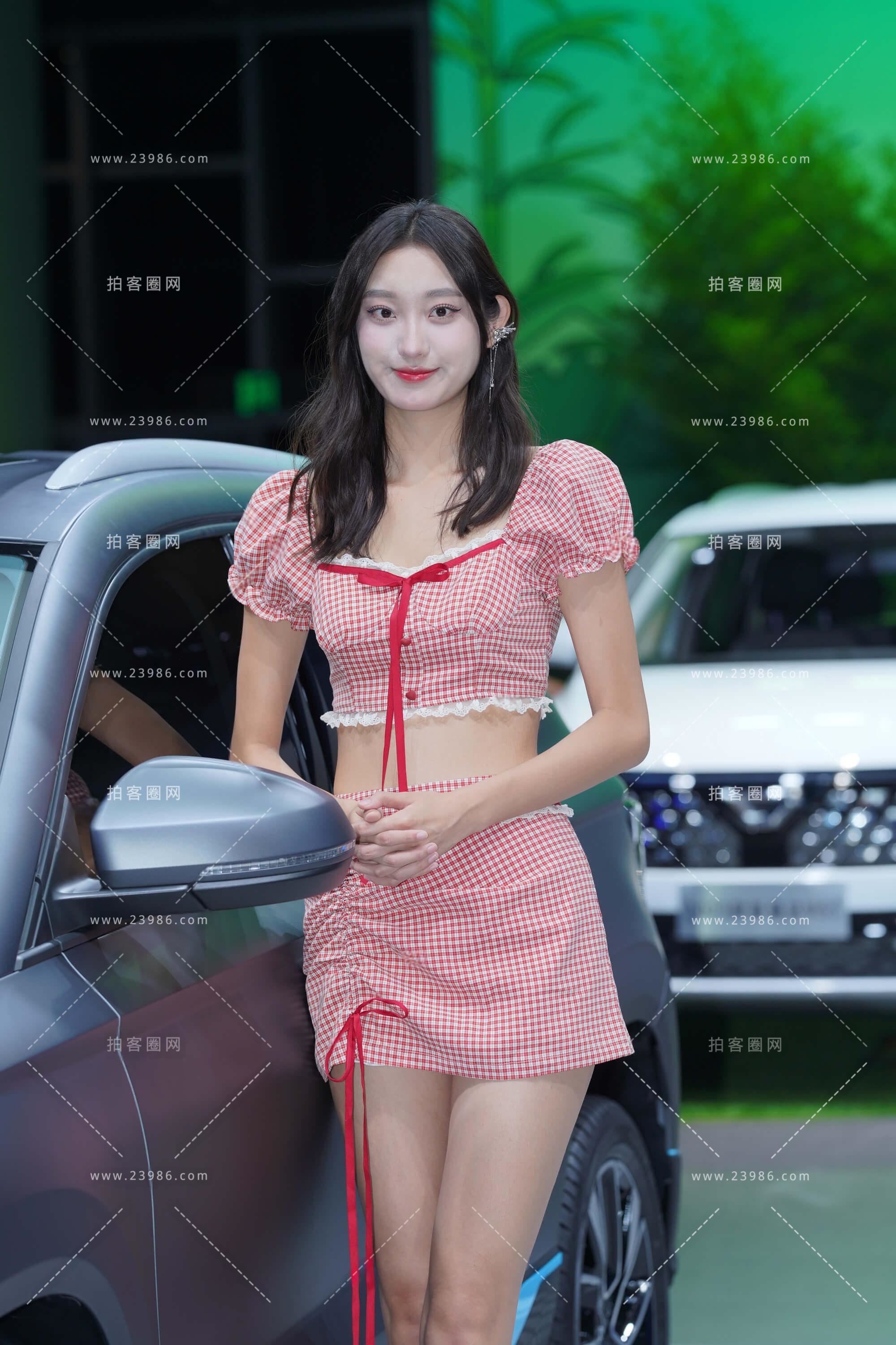 美腿车模小姐姐