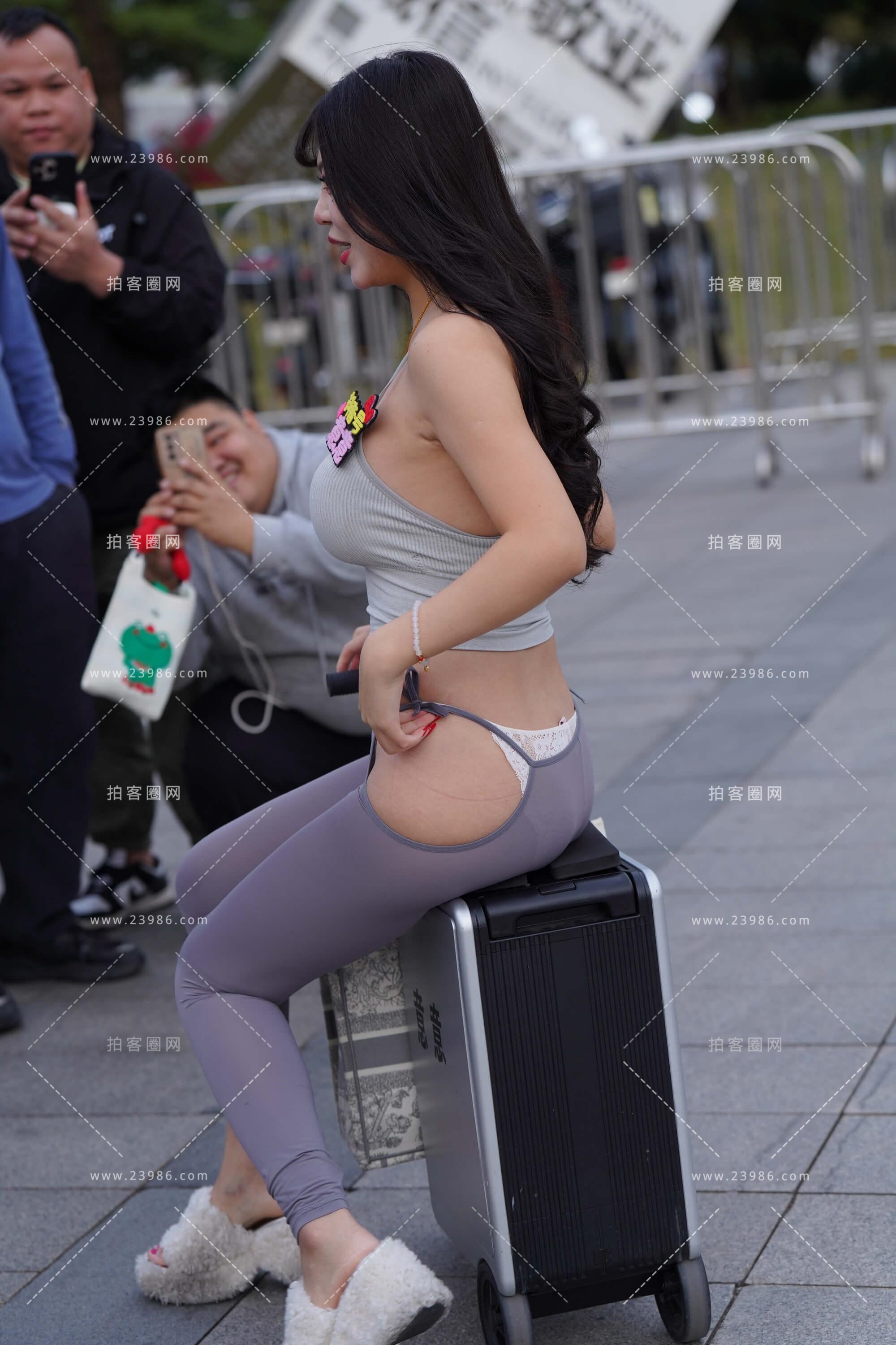 紧身裤网红小姐姐  意意