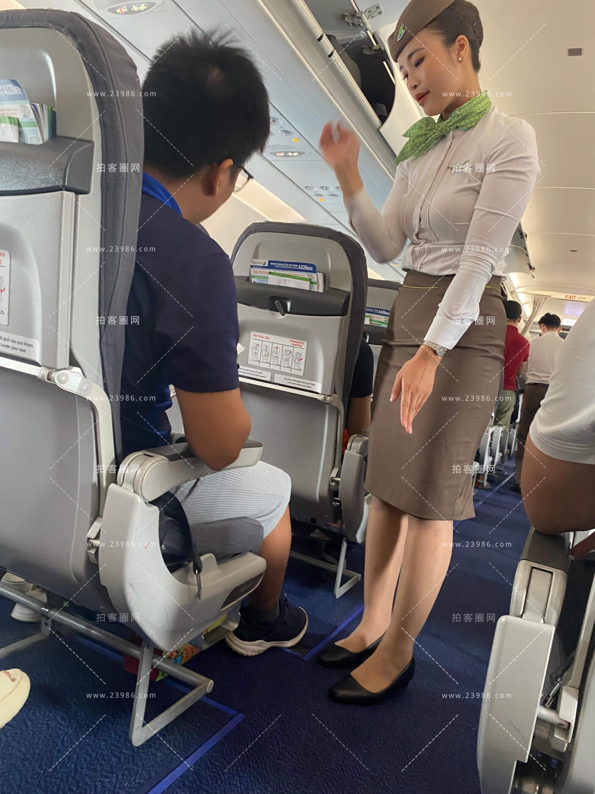 空姐蹲下的诱惑- 高清肉丝高跟 精采