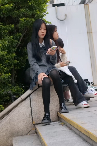 手机4K视频，年年丰广场的黑色短丝jk女人