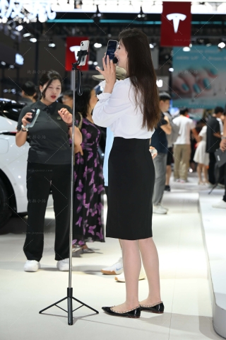 高挑的超薄丝售车女主播 【图片➕视频】