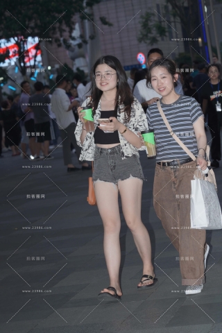 美腿热裤眼镜妹