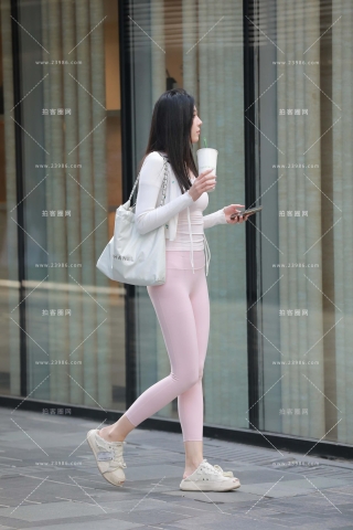 街拍粉色紧身瑜伽裤美眉