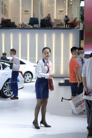 黑丝白衬衫售车女