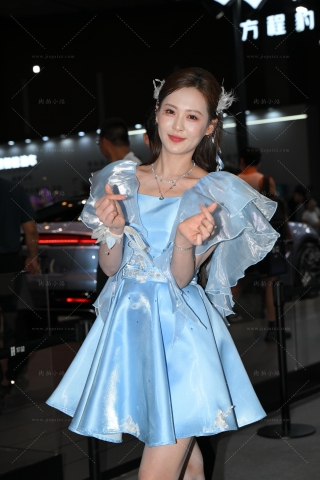 蓝裙甜美，小龙鼠