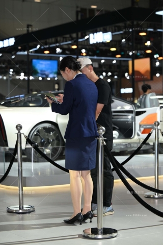 卖车的俩肉色丝同事