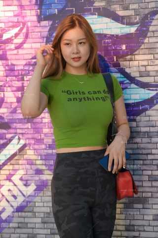 【街拍之魂赛帖】爱拍照的丰满紧身裤