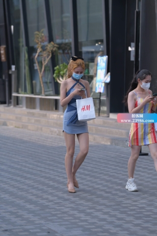 性感奔放包臀裙街拍美女