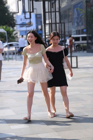 白裙小姐姐