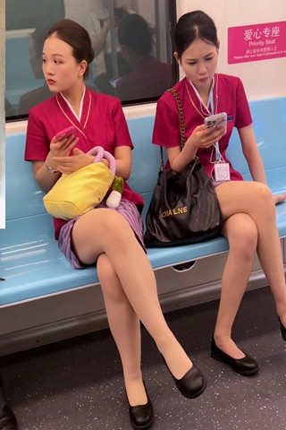两位实习地勤翘二郎腿坐地铁