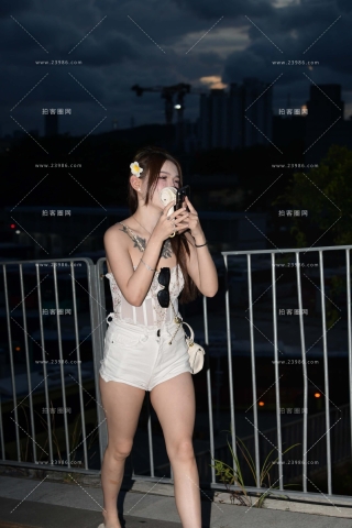 清凉白热裤美眉