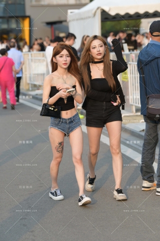 清凉的热裤美眉，春光乍.......