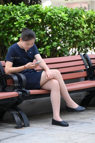 坐长椅休息玩手机的rou丝美眉