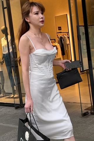 竖版4K街拍视频 ，逛街的吊带白裙美女