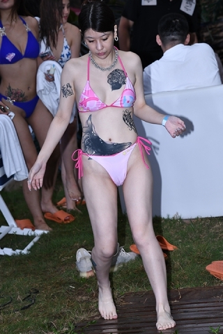 纹身和泳衣搭配