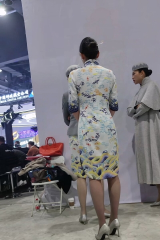 手机4k视频海航空乘海天祥云旗袍尖头细高跟超薄灰丝