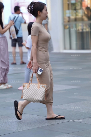 穿人字拖的长裙朲槭