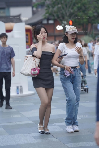 街拍灰丝灰裙香肩美眉