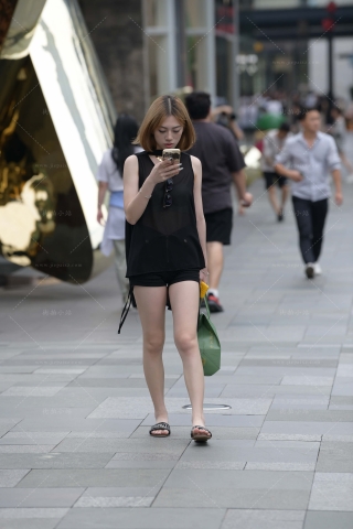 黑色热裤美眉