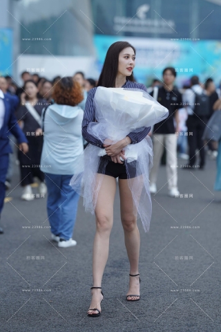 捧这花花的大长腿美女