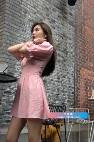 4K - 性感粉色裙街拍美女 [2.11 GB/MP4]