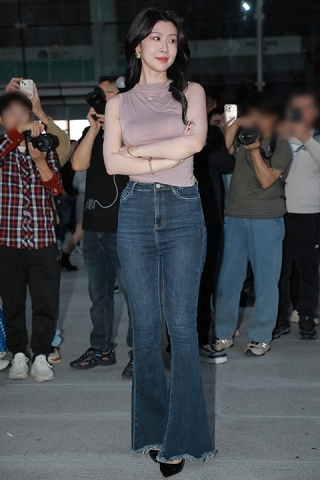 查看完整内容：弦酷牛仔裤美女 - 共36张图片