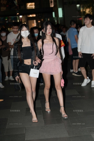 夜拍粉色裙美腿小仙女