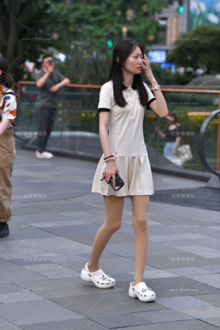 街拍白裙小姐姐