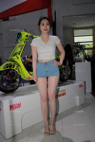 紧致的热裤长腿美女