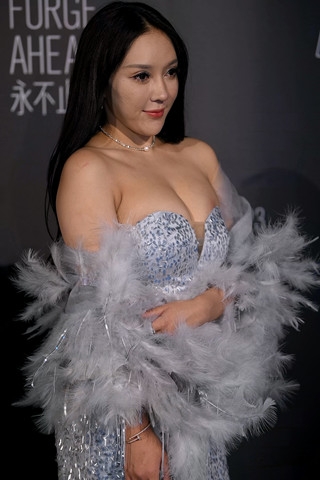 超清4K-时装周丰满的长裙美女