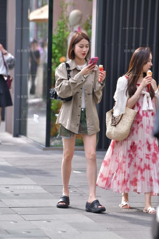 街拍美腿凉拖姐妹
