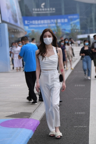 白色长裤美眉