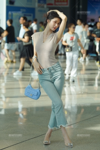 牛仔长腿气质美女