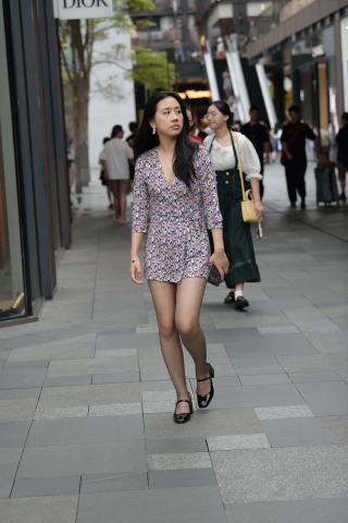 丝腿凉高美眉